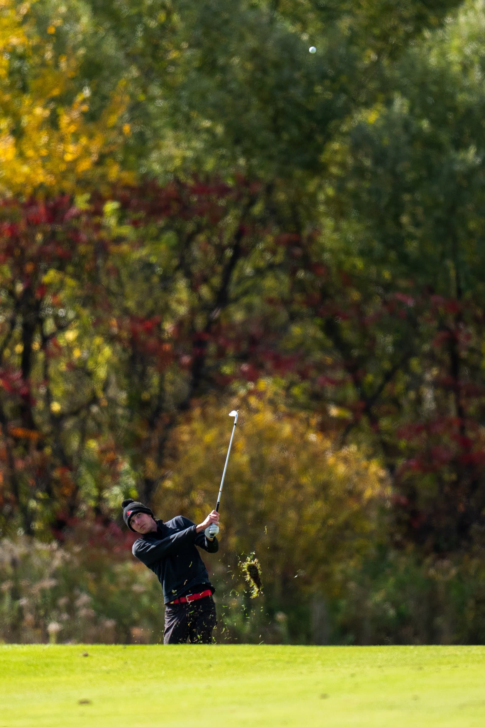 Griffin Rowe playing an approach shot, ball in flight